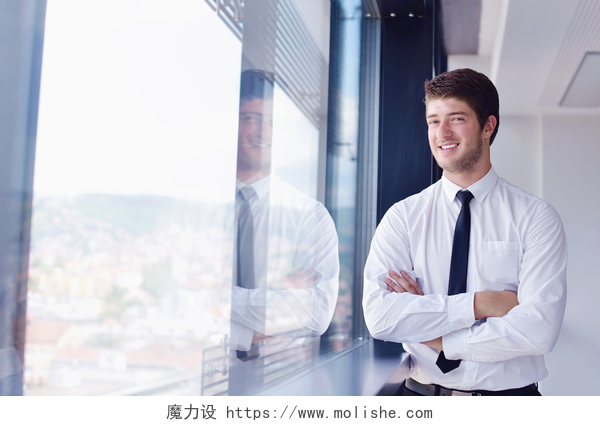 在办公室中看着窗外的年轻商人在一次会议在办公室的业务